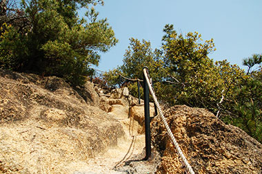 重ね岩の階段？